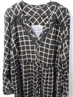 Torrid Black & Tan Plaid V-Neck Lace Trim Long Sleeve Tunic Size 2, 2X, (18-20)